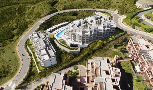 Luchtfoto van een modern 2-slaapkamer appartementcomplex in Mijas, Costa del Sol, met een zwembad en tuinen.