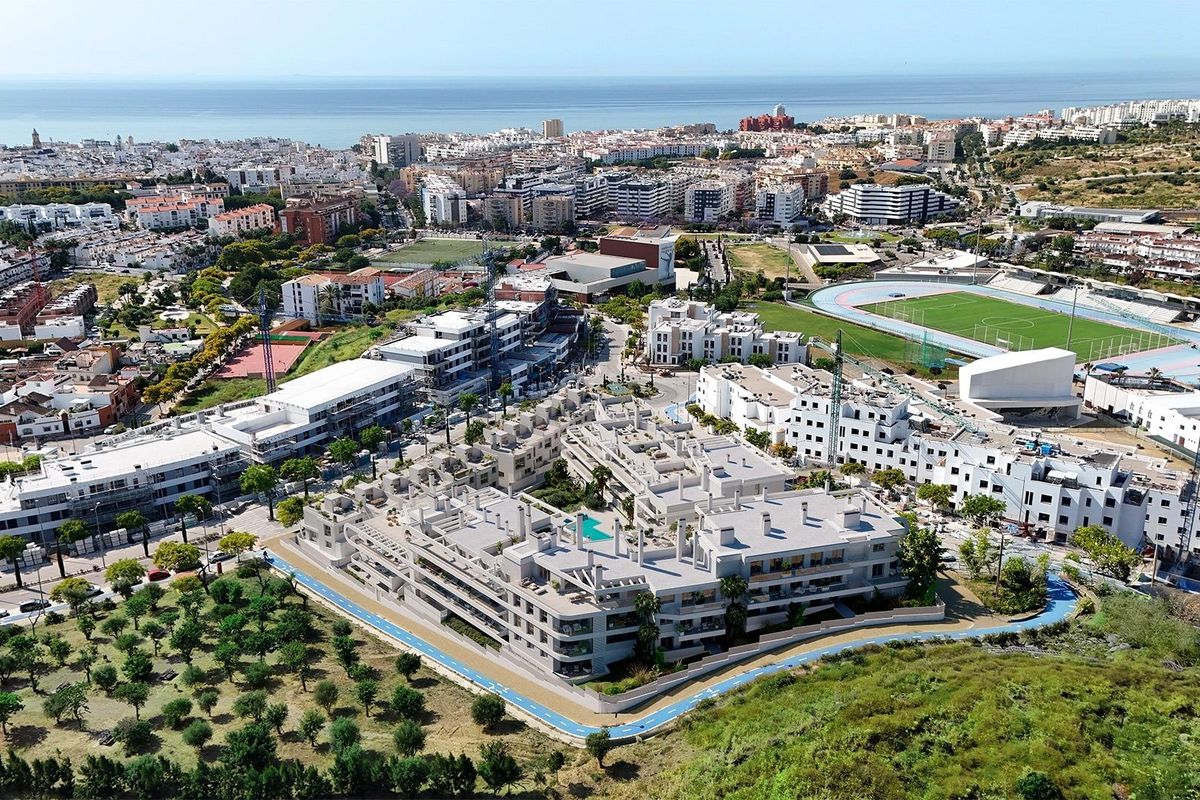 Luchtfoto van de nieuwe ontwikkeling in Estepona, Costa del Sol, met een mix van woningen en parken.