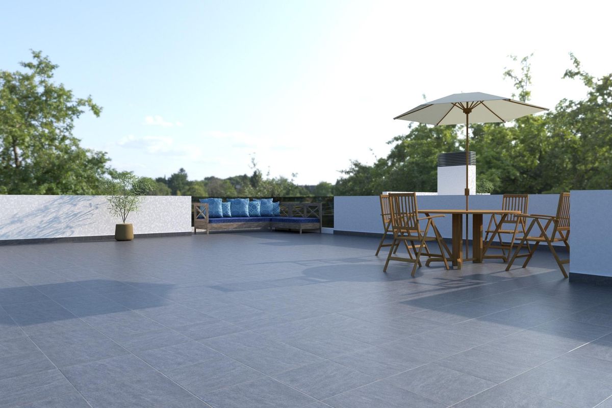 Ruim terras met eettafel en zithoek met uitzicht op groen in San Javier.