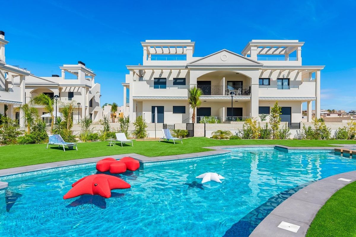 Modern appartementencomplex in Rojales met een ruime pool en groene tuin.