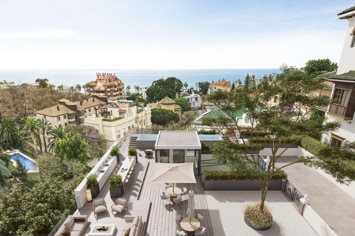 Prachtig uitzicht vanaf het terras van een 2-slaapkamer penthouse in Málaga, met uitzicht op de kust en omliggende villa's.