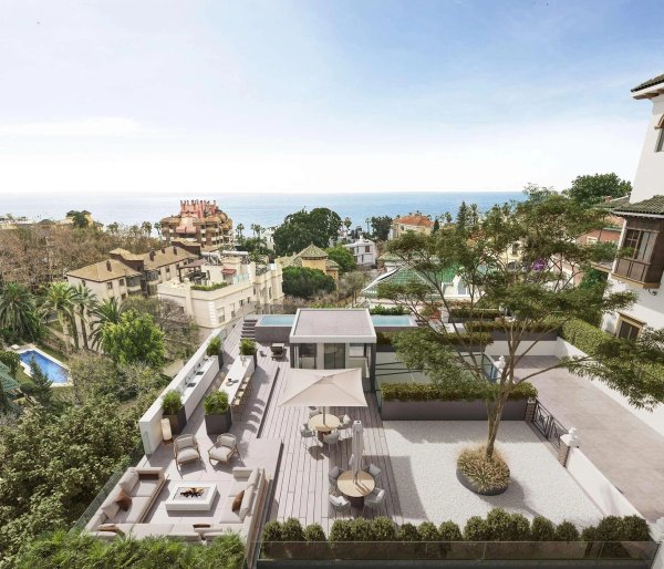 Prachtig uitzicht vanaf het terras van een 2-slaapkamer penthouse in Málaga, met uitzicht op de kust en omliggende villa's.