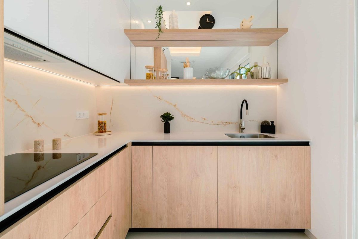 Contemporary keukenontwerp met stijlvollen oppervlakken en elegante decor in Rojales, Costa Blanca Zuid.