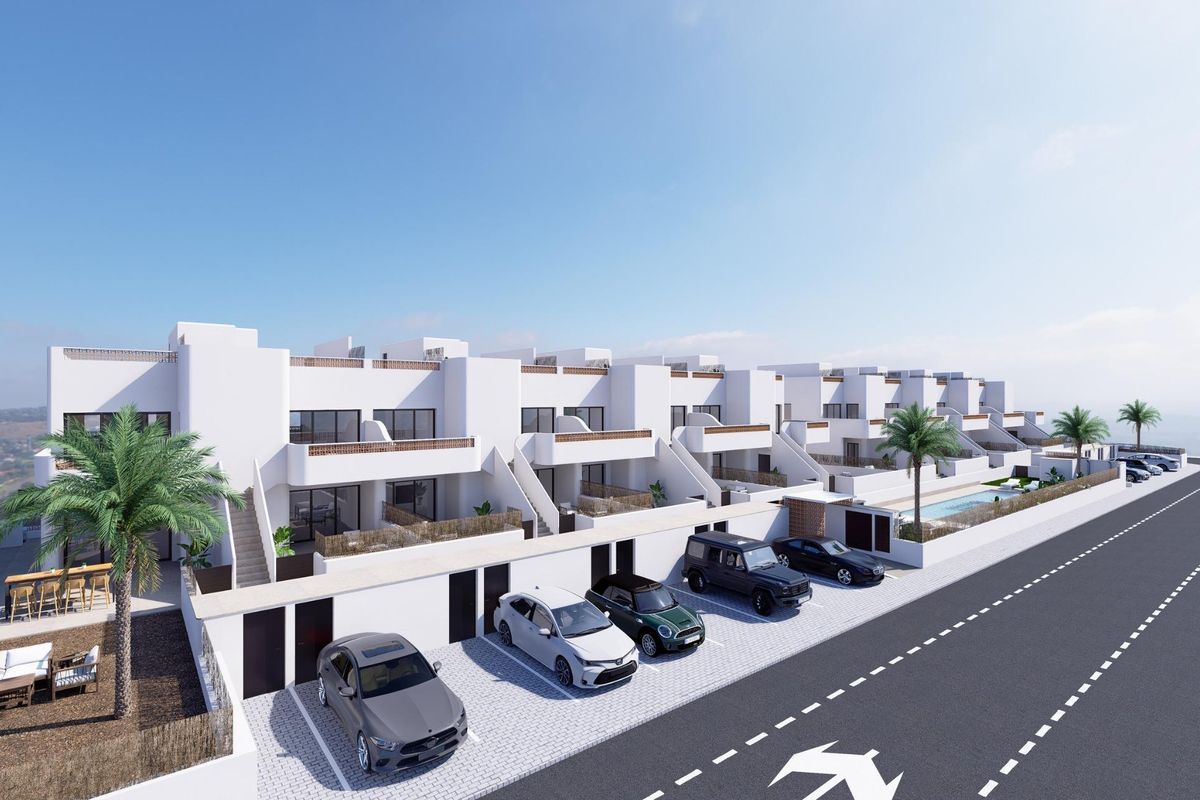 Luchtbeeld van alle moderne appartementen in Dolores, Costa Blanca Zuid, met parkeerplaatsen en groenvoorzieningen.