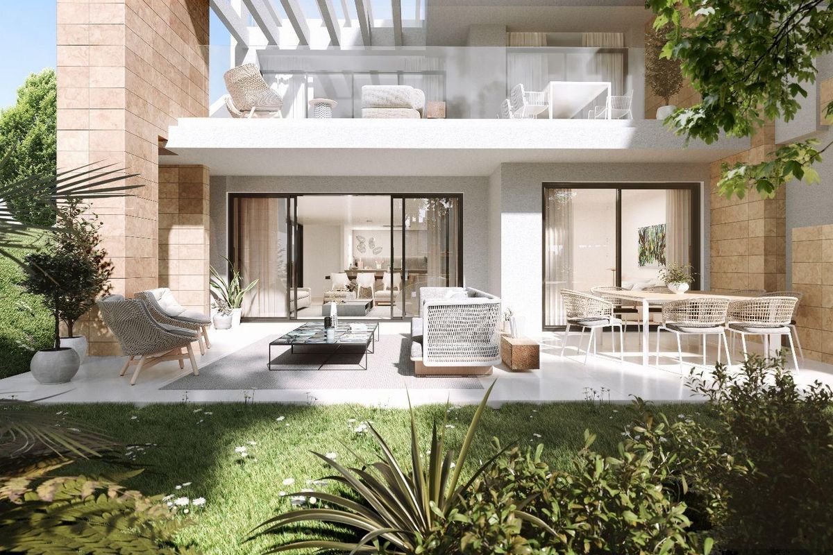 Terras op de begane grond van een 3-slaapkamer appartement met tuin toegang, gelegen in Estepona, Costa del Sol.