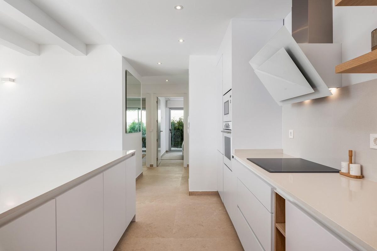 Hedendaagse keukenindeling met moderne kenmerken en een heldere ambiance in een villa in Los Alcazares.