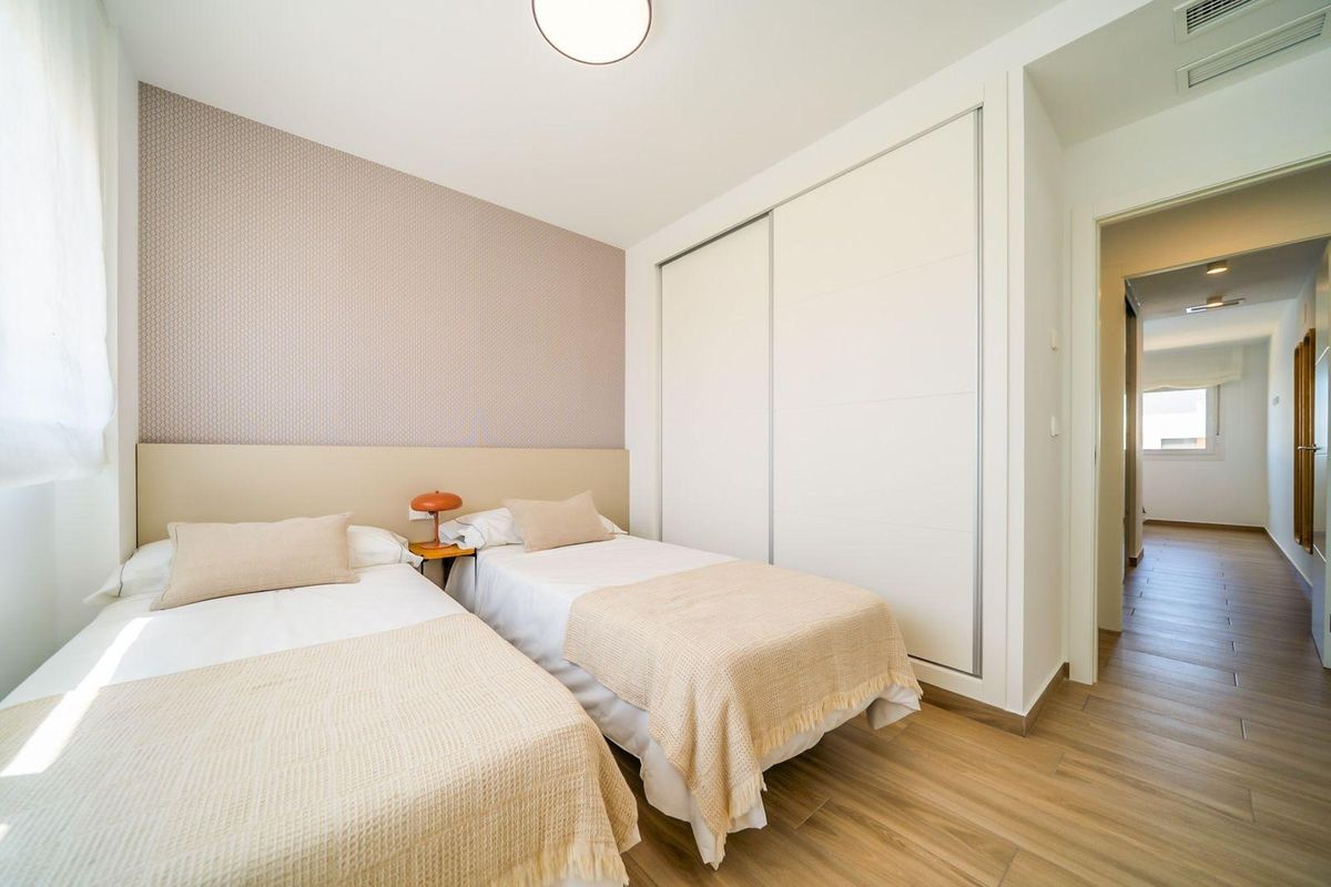 Contemporair ontwerp van de tweeling slaapkamer met voldoende natuurlijk licht in een huis in Orihuela, Costa Blanca Zuid.