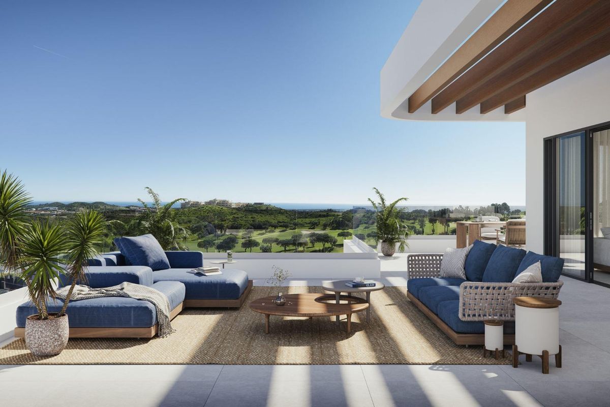 Stylisch terras met blauwe zitplaatsen en uitzicht op het groene landschap in het penthouse in Mijas, Costa del Sol.