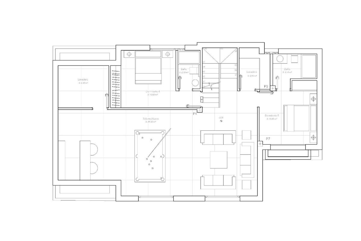 Indeling van een stijlvolle villa met 5 slaapkamers in Estepona, met ruime woonruimtes en slaapkamers.