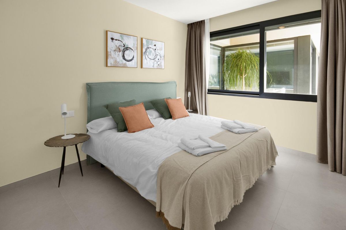 Gezellige slaapkamer met een tweepersoonsbed en natuurlijk licht, onderdeel van een 3-slaapkamer villa in Baños y Mendigo, Spanje.