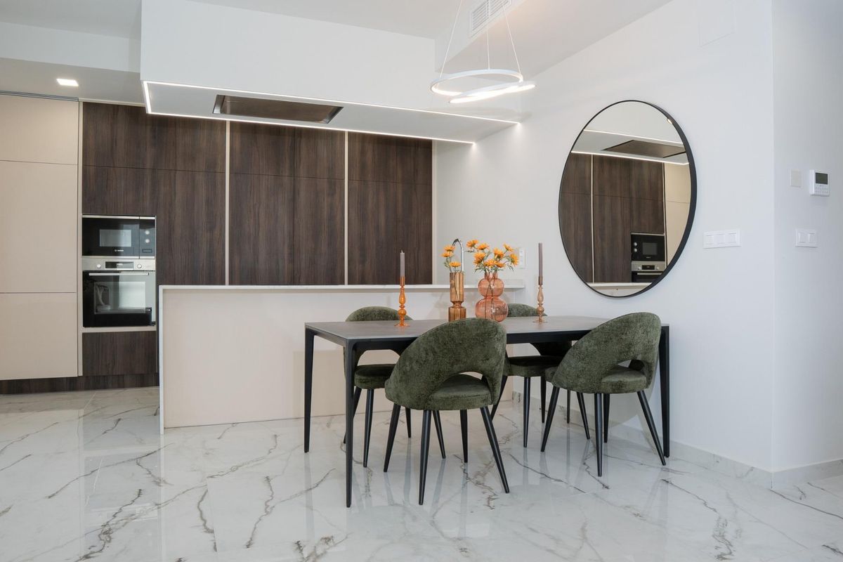 Chique eetkamer met een moderne tafel, die de stijlvolle keuken in een 3-slaapkamer villa in Ciudad Quesada toont.