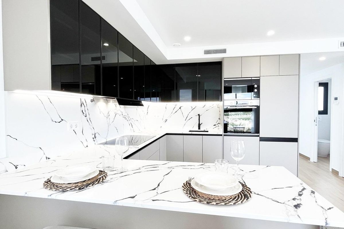 Strakke keuken met moderne afwerking, gelegen in een villa in Algorfa, Costa Blanca Zuid, Spanje.