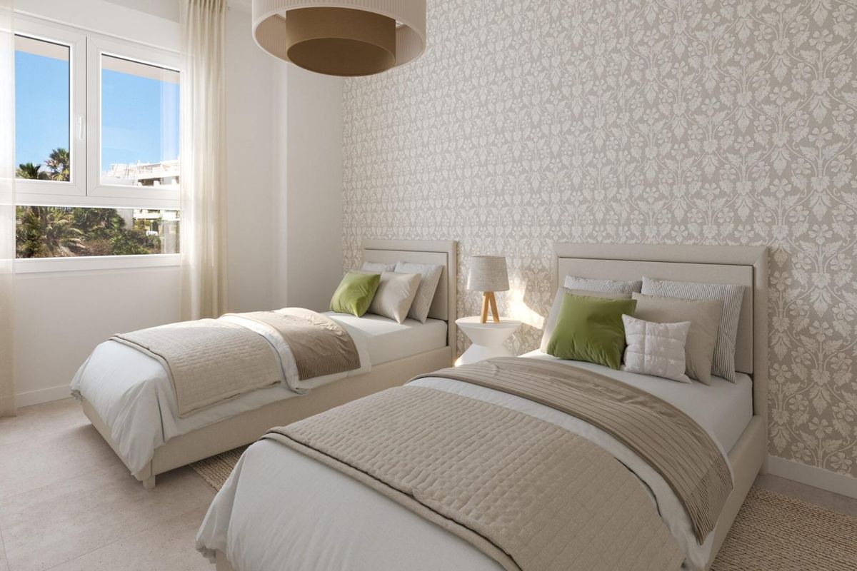 Moderne slaapkamer met twee bedden in een appartement met 2 slaapkamers in Mijas, Costa del Sol, met stijlvolle muren.