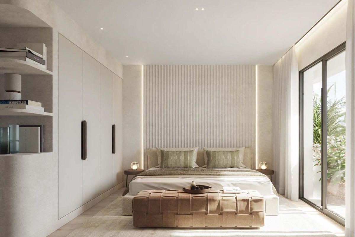 Elegante slaapkamer met zachte verlichting en een gezellige sfeer in Estepona, onderdeel van een 2-slaapkamer penthouse.