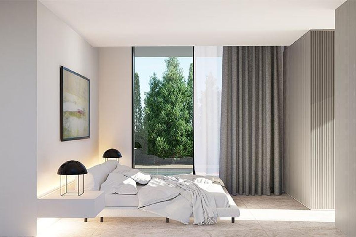 Moderne slaapkamer met een stijlvolle bed en natuurlijk licht van grote ramen in de villa van Torrevieja.