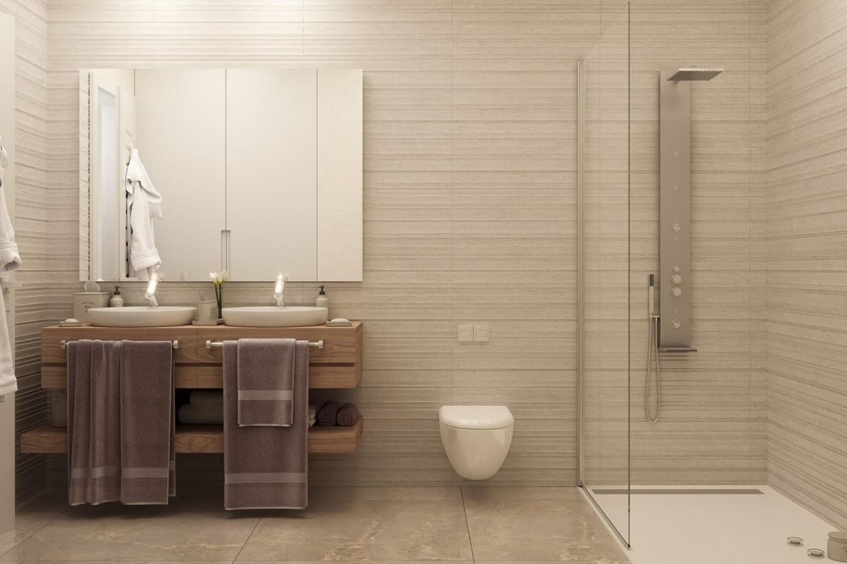 Strakke badkamer met dubbele wastafels en moderne armaturen, gelegen in een 3-slaapkamer townhouse in Manilva.