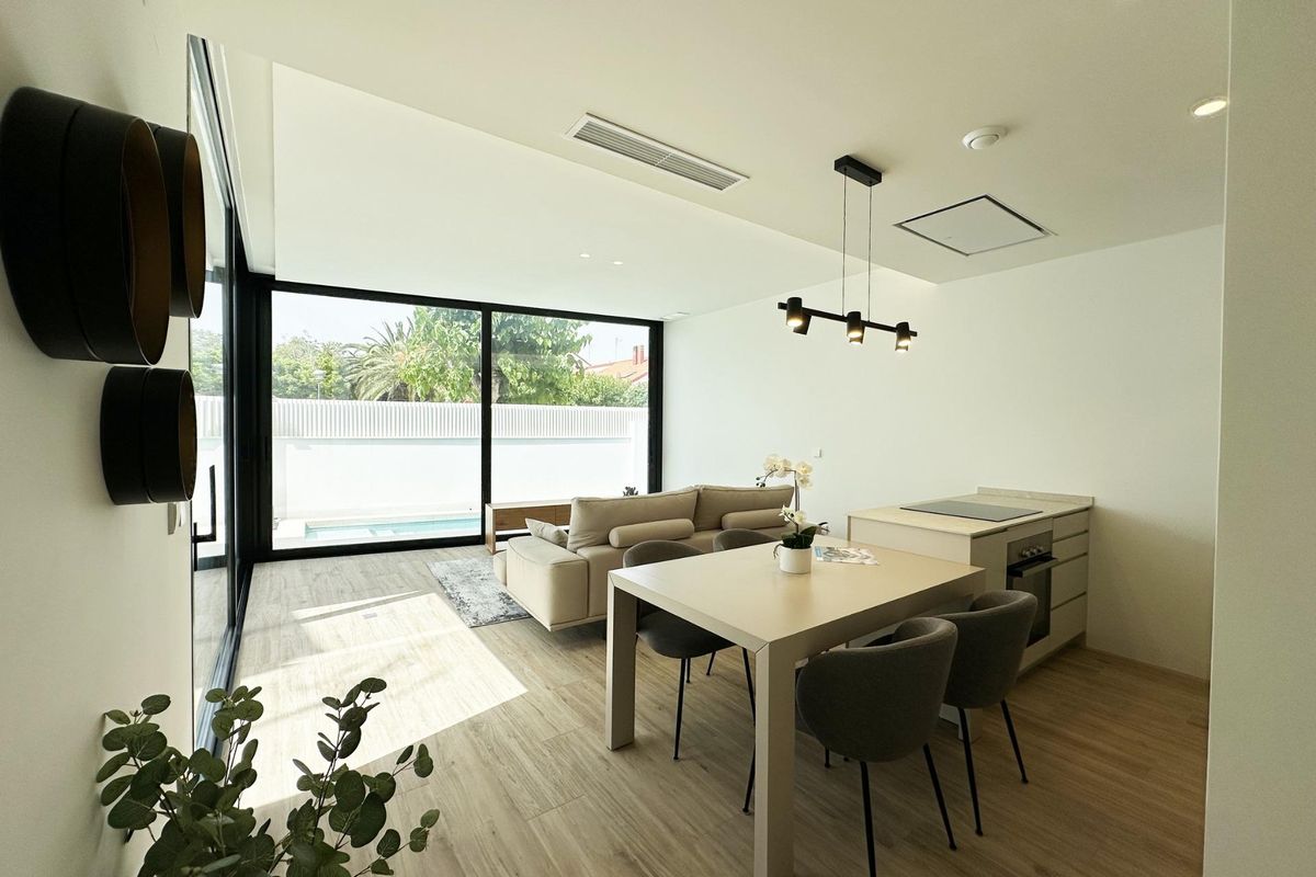 Heldere, moderne woonruimte in de villa met een gezellige zithoek en eetruimte in Pilar de La Horadada.