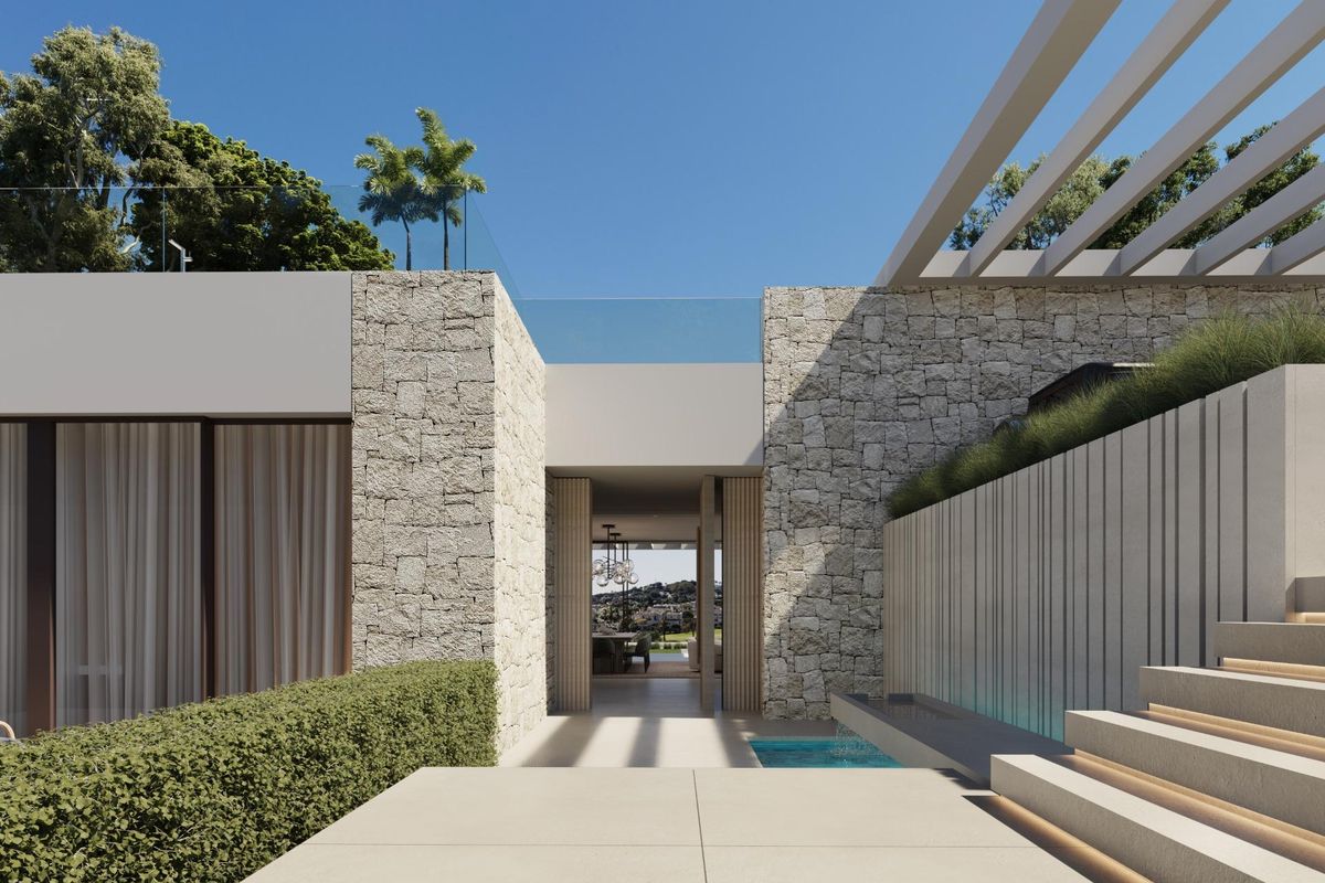 Prachtig uitzicht op de buitenkant van een villa met zwembad en aangelegde tuin in Marbella, Costa del Sol.