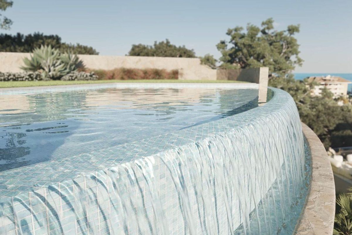 Close-up van een luxe infinity pool met uitzicht in Fuengirola, Costa del Sol.