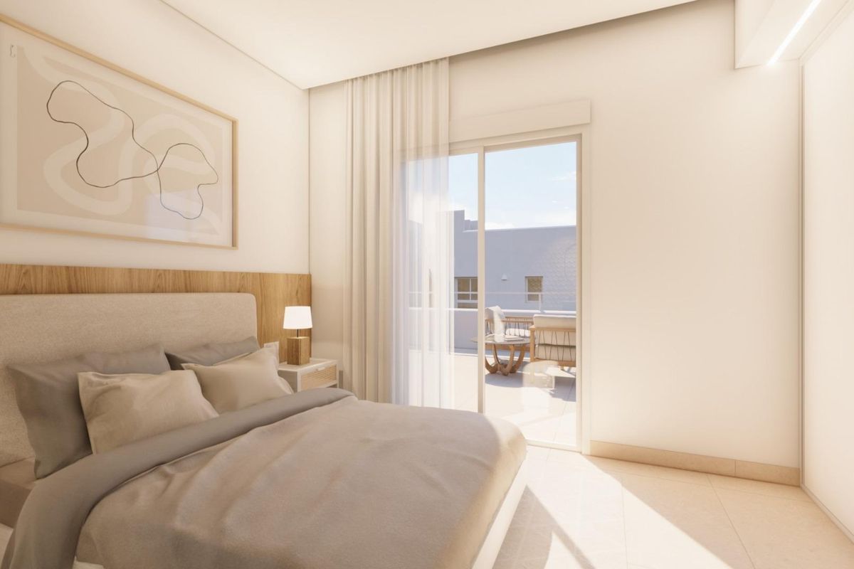 Gezellige slaapkamer met een groot raam dat natuurlijk licht biedt in een 3-slaapkamer villa in Pilar de La Horadada, Spanje.