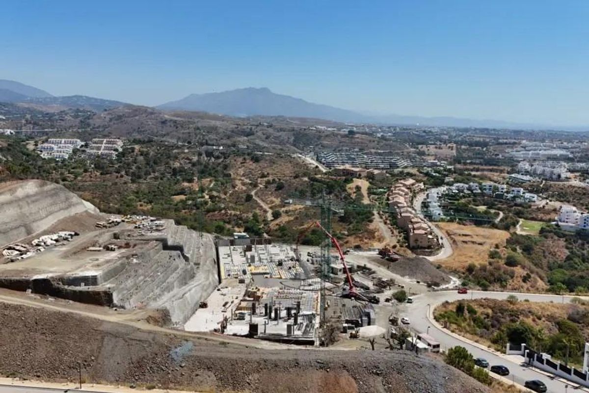 Panorama van een bouwplaats in Estepona, Costa del Sol, die toekomstige appartementen laat zien.