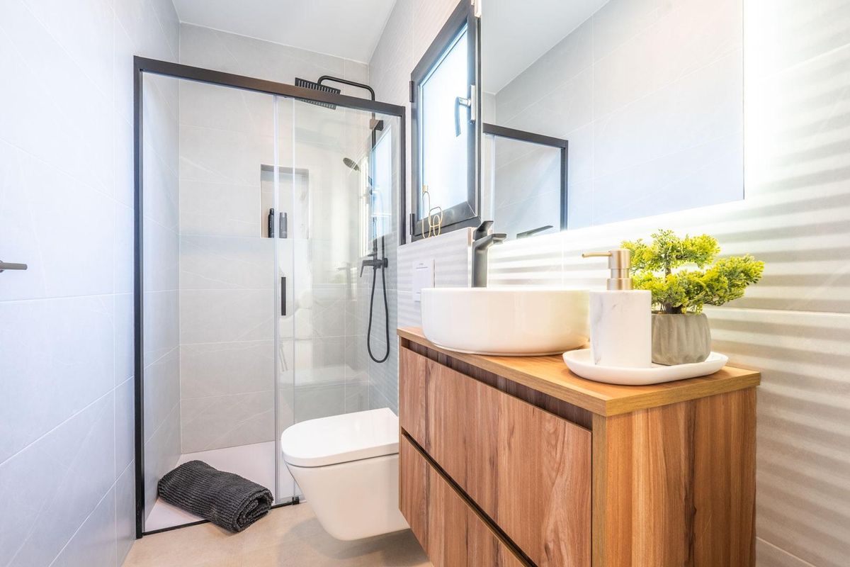 Moderne badkamer in een 3-slaapkamer villa in Torre Pacheco, ontworpen met strakke voorzieningen en een ruime douche.