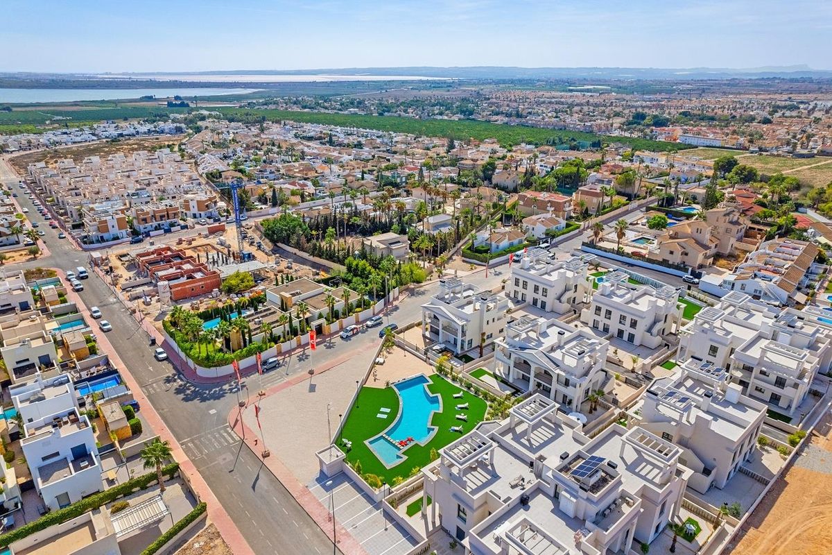 Luchtfoto van Rojales met moderne appartementen en zwembaden in Costa Blanca Zuid, Spanje.