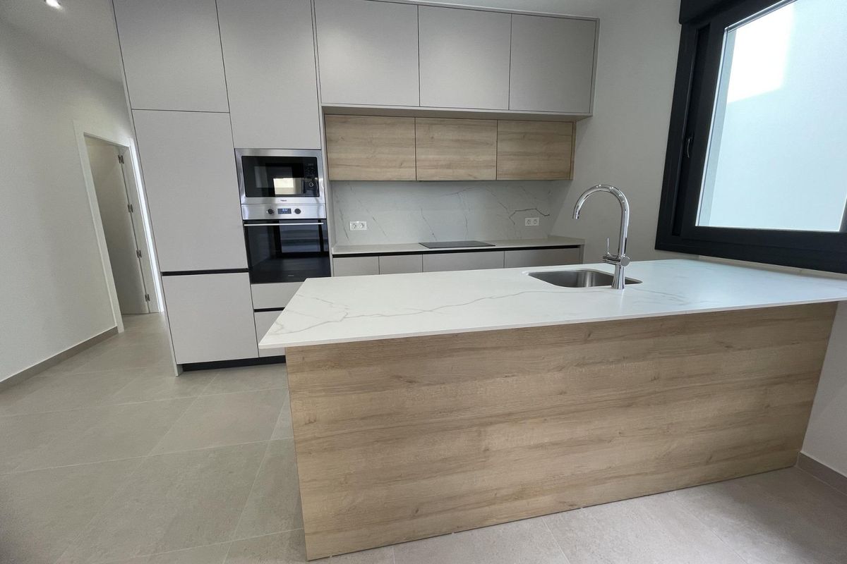 Hedendaags keukenontwerp met ruime aanrecht in een 3-slaapkamer villa in Almoradi, Costa Blanca Zuid.