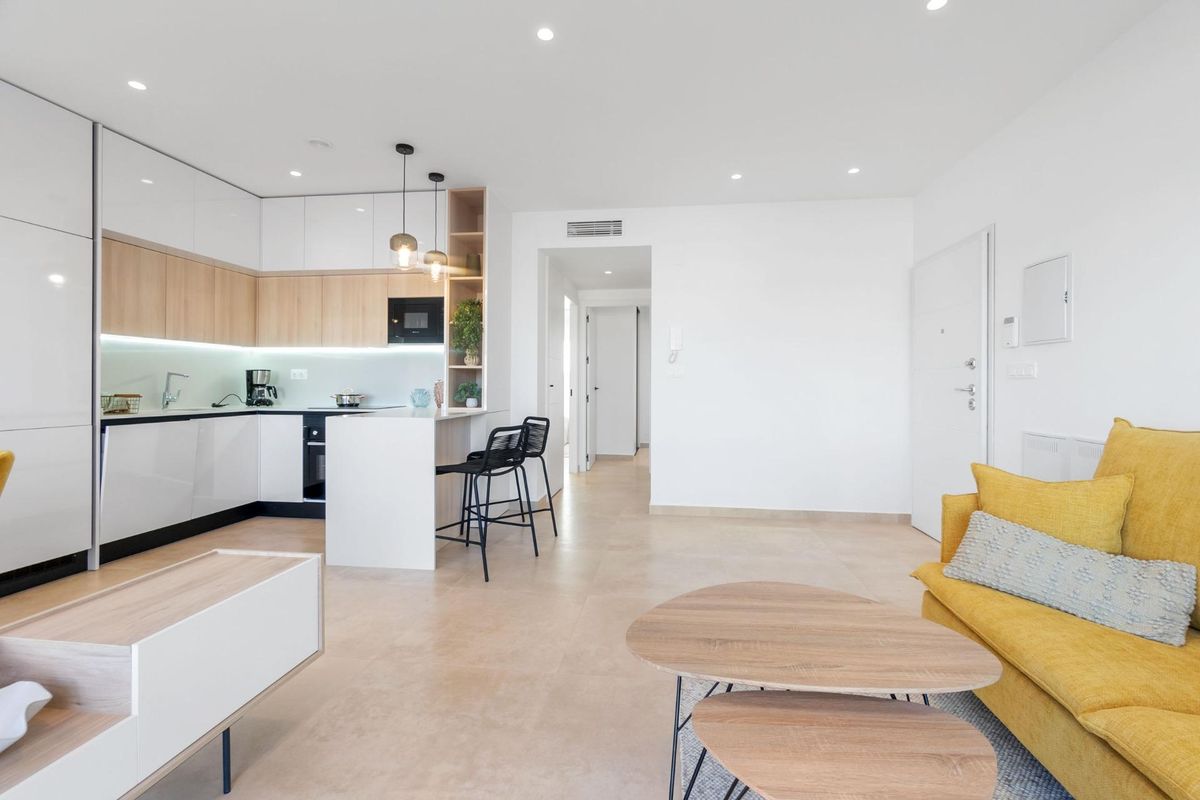 Moderne keuken in een 2-slaapkamer bungalow met strakke afwerkingen en open indeling, gelegen in Torrevieja.