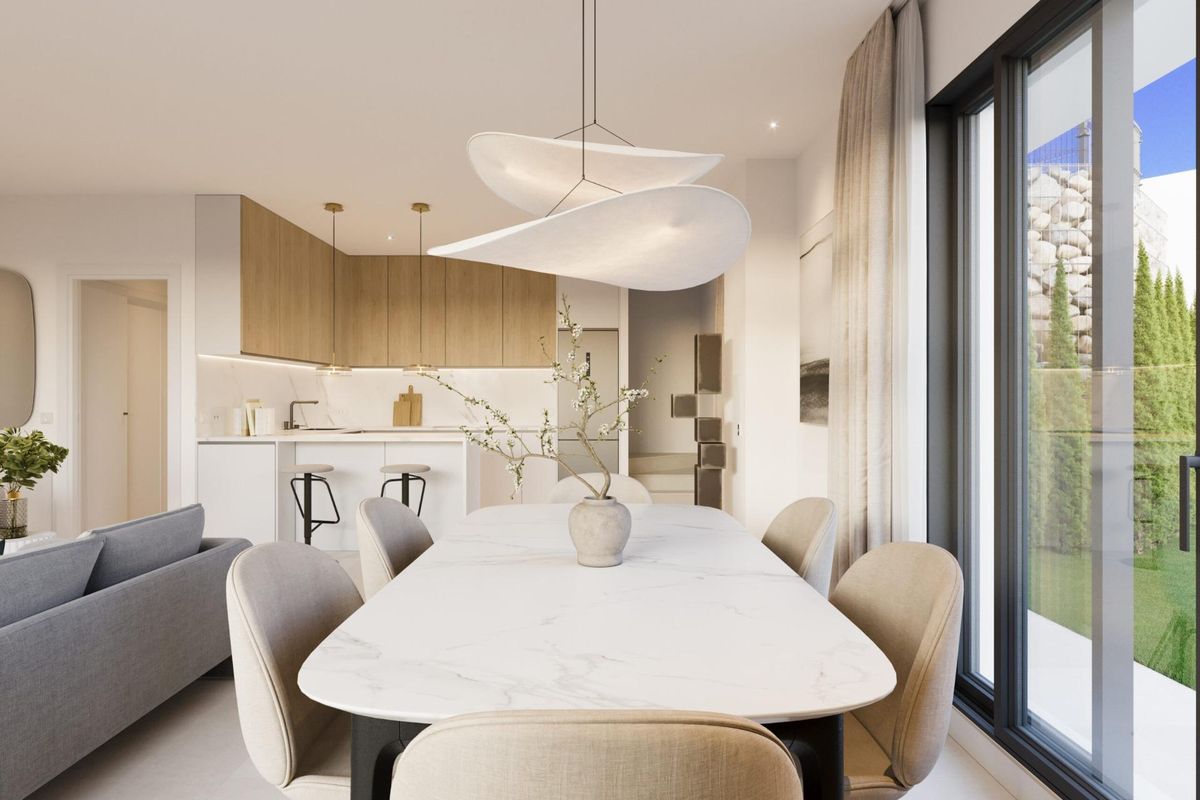 Moderne keukenindeling met een kookeiland en hoogwaardige apparatuur, gelegen in een townhouse in Vélez Málaga, Costa del Sol.