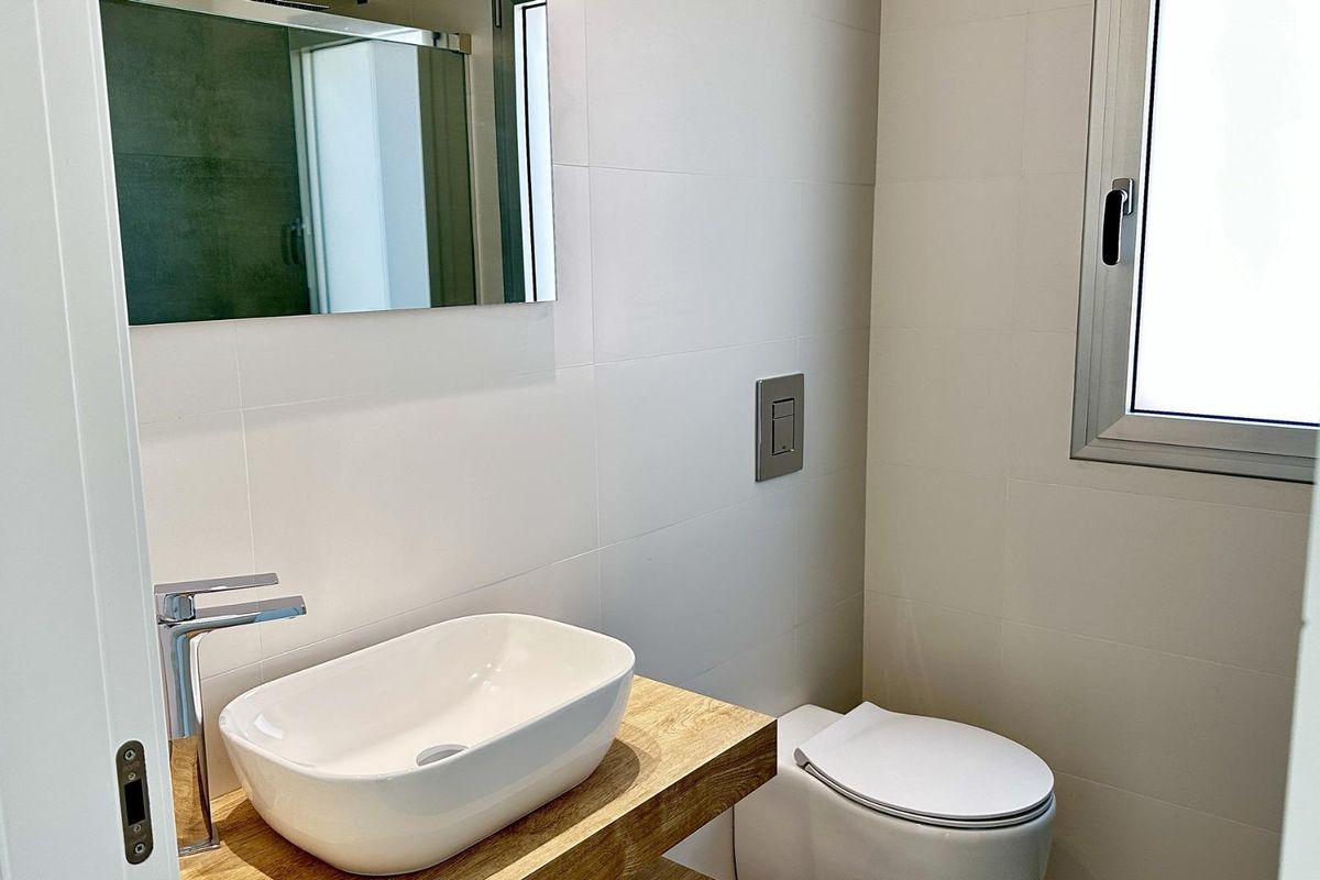 Minimalistische badkamer met een stijlvolle wastafel en modern toilet in een villa in Algorfa, Costa Blanca Zuid.