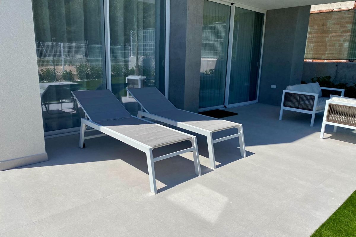 Ontspannende terras van de villa in Finestrat, ingericht met moderne ligstoelen en sfeer.