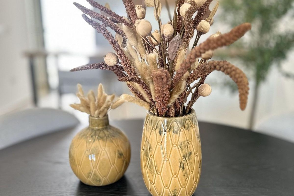 Close-up van decoratieve vazen op een tafel, die stijl tonen in het interieur van het appartement in San Fulgencio.