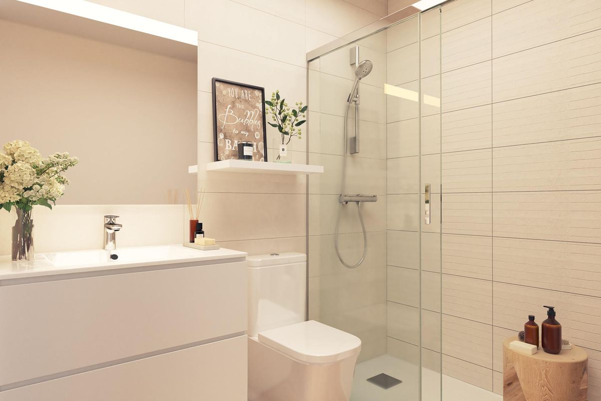 Moderne badkamer met glazen douche, stijlvolle wastafel en warme houten accenten in het penthouse van Estepona.