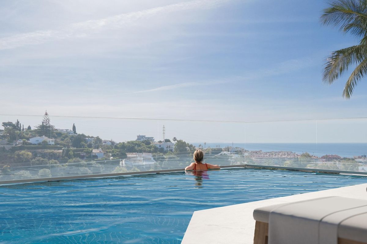 Infinity zwembad met uitzicht op de kust in Fuengirola, Costa del Sol.