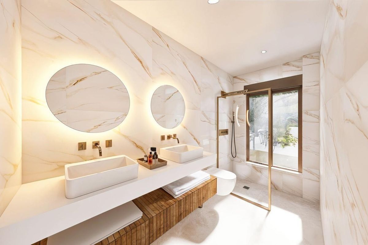 Luxe badkamer met dubbele wastafels en stijlvol ontwerp, biedt een rustige sfeer in de villa in San Pedro.