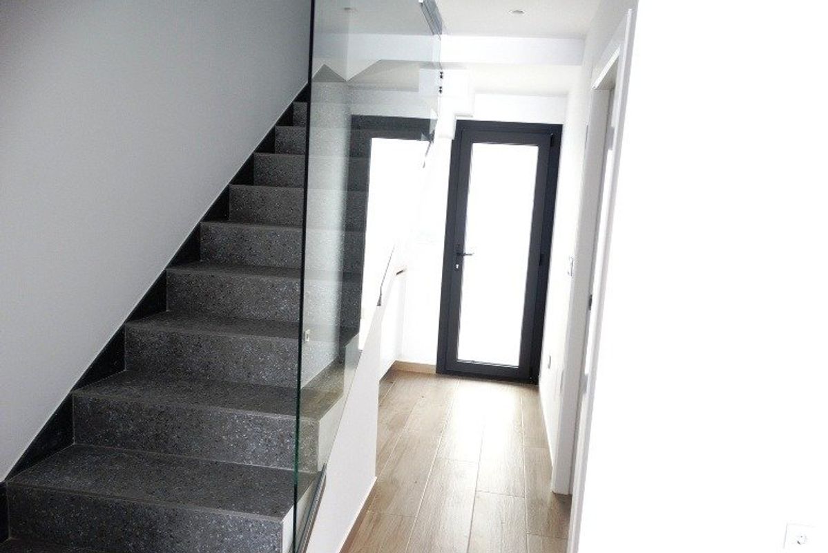 Trap naar de bovenste verdiepingen van een 3-slaapkamer townhouse in Pilar de La Horadada, met strak ontwerp.