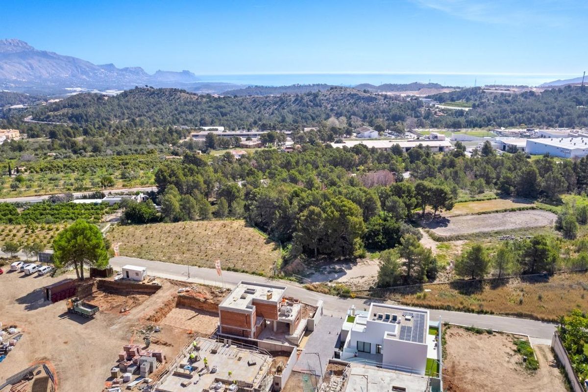 Bovenaanzicht van de villa in Polop, met zwembad en ruime buitenruimte.