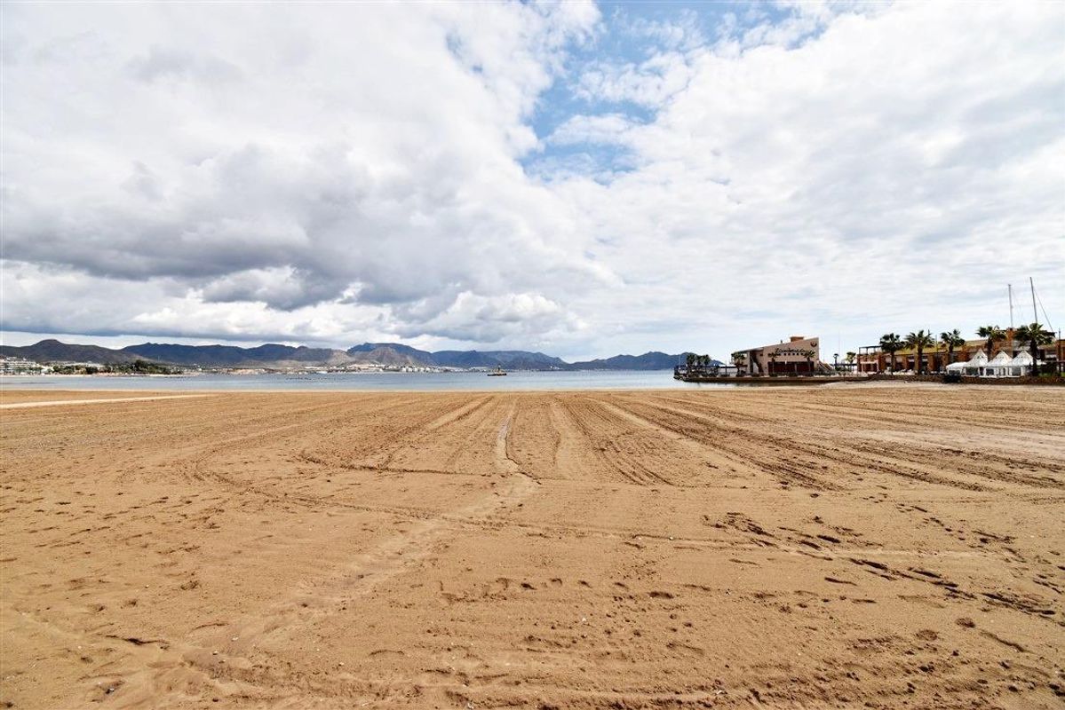 Close proximity to beach in Puerto de Mazarrón