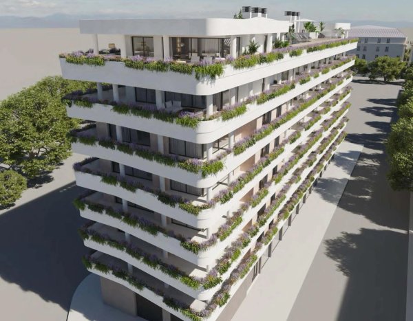 Modern appartementencomplex in Estepona, Costa del Sol met weelderige balkons en eigentijds ontwerp.