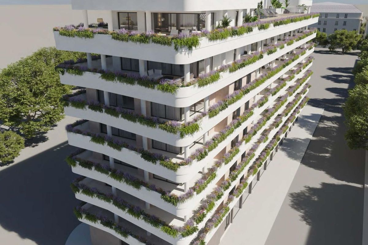 Buitenzicht op een modern appartementencomplex met groene terrassen in Estepona, Costa del Sol.