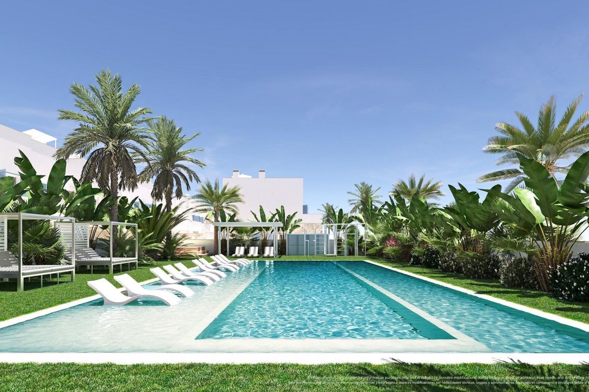 Een ander perspectief van het zwembadgebied, met ligstoelen en palmbomen bij de villa in Pilar de La Horadada.