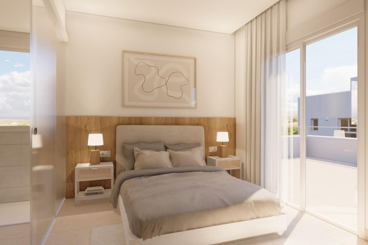 Zonnige slaapkamer met balkon toegang in een stijlvolle 3-slaapkamer villa in Pilar de La Horadada, Spanje.