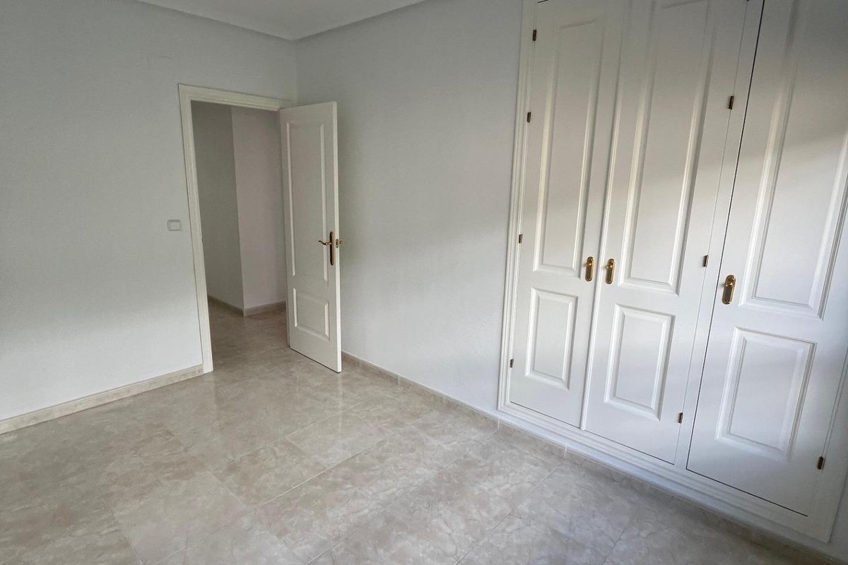 Een ander uitzicht op de heldere slaapkamer met ingebouwde opbergruimte in een 2-slaapkamer appartement in Orihuela Costa.