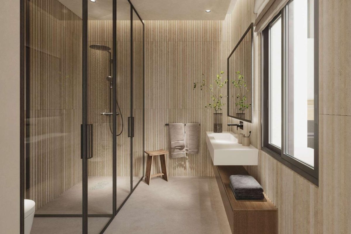 Stijlvolle badkamer met moderne armaturen en glazen douche, ontworpen voor luxe in Málaga.