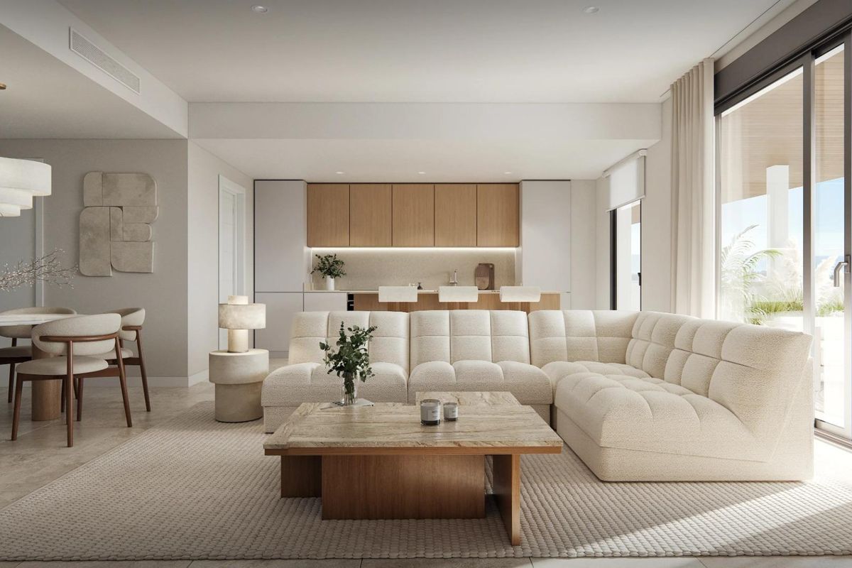 Stijlvolle woonkamer met comfortabele zitplaatsen en eetruimte, verlicht door grote ramen in Estepona.