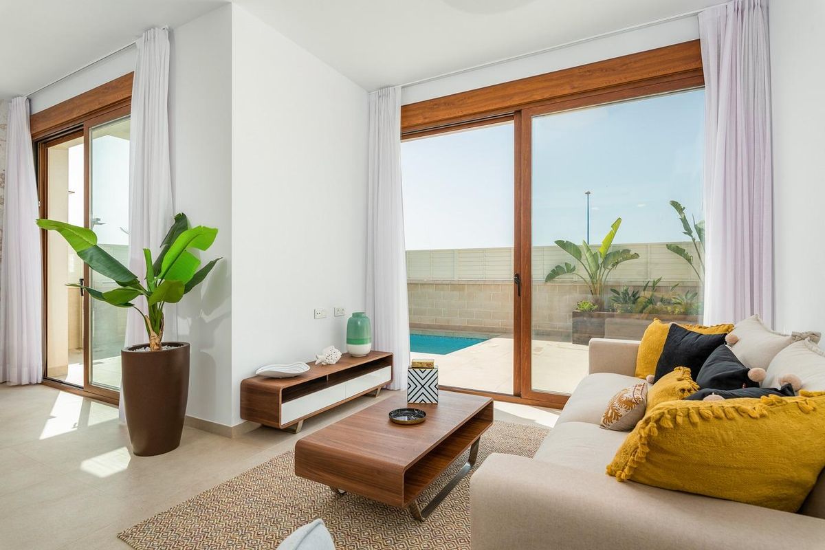 Ruime woonkamer met moderne decoraties en uitzicht op het zwembad in villa met 3 slaapkamers in Vera, Costa de Almeria.
