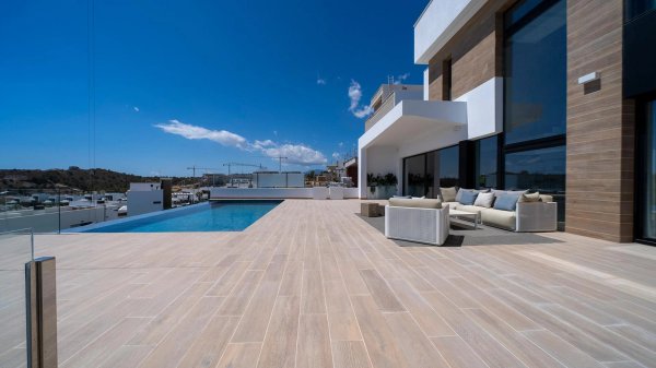 Buiten terras met zitplaatsen en infinity pool, met uitzicht op Finestrat, Costa Blanca Noord villa.