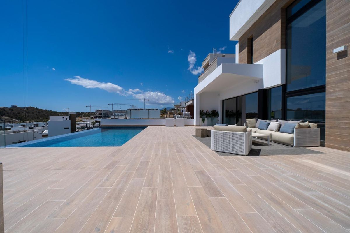 Buiten terras met zitplaatsen en infinity pool, met uitzicht op Finestrat, Costa Blanca Noord villa.