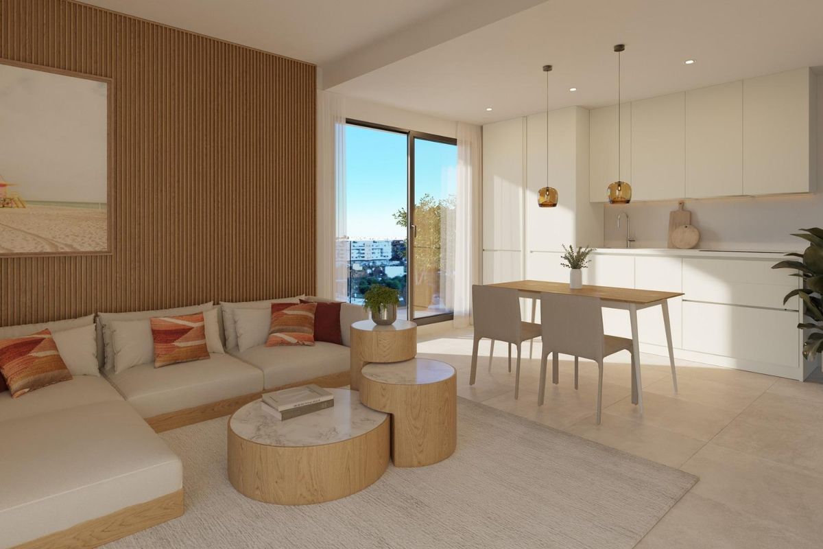 Stijlvolle woon- en eetruimte in het penthouse met moderne inrichting en een goed uitgeruste keuken, gelegen in Mijas.
